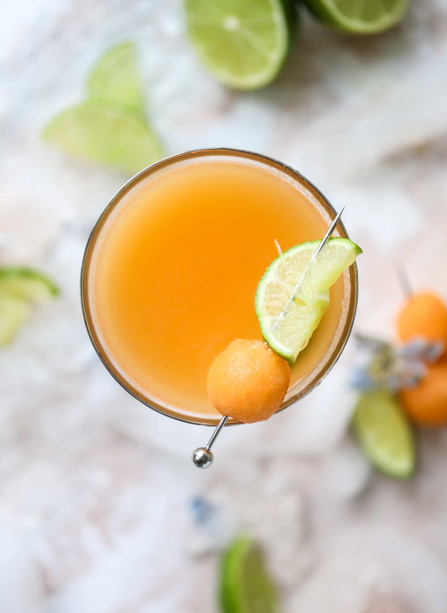 这个哈密瓜代基里是庆祝夏季的完美方式！鲜榨甜瓜，石灰汁，朗姆酒和马拉西Cherries  - 令人耳目一新，凉爽，在欢乐时光期间有一个梦幻般的鸡尾酒！不是令人惊叹的颜色吗？！i howsweeteats.com #cantaloupe #cocktail #daiquiri #lime #rum #summer