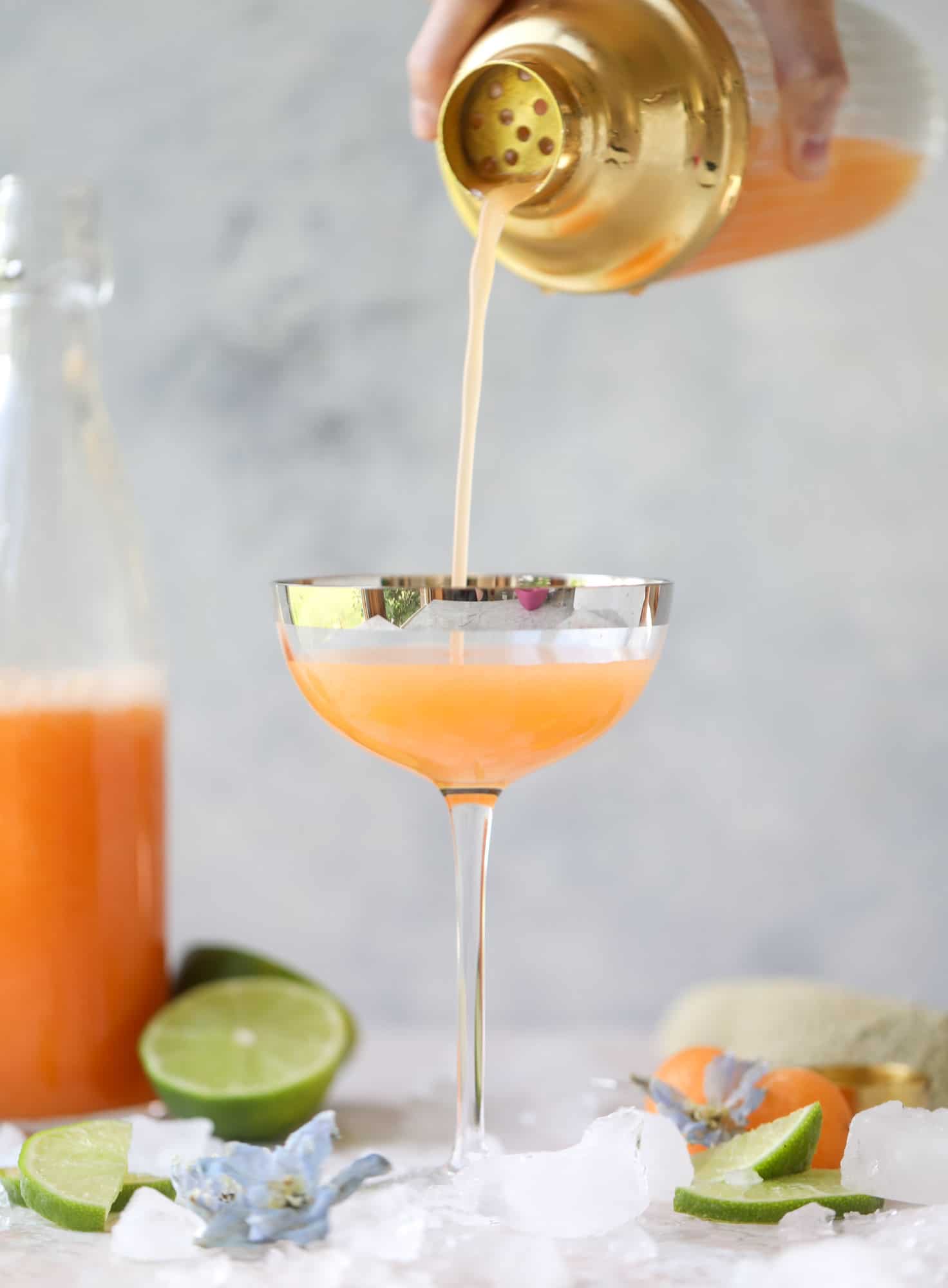 这个哈密瓜代基里是庆祝夏季的完美方式！鲜榨甜瓜，石灰汁，朗姆酒和马拉西Cherries  - 令人耳目一新，凉爽，在欢乐时光期间有一个梦幻般的鸡尾酒！不是令人惊叹的颜色吗？！i howsweeteats.com #cantaloupe #cocktail #daiquiri #lime #rum #summer